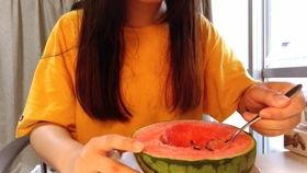 留学生吃瓜和娱乐圈吃瓜,揭秘全球“吃瓜”文化现象